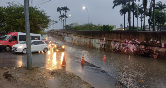 Ruas de Campos alagadas (Foto: Rodrigo Silveira)