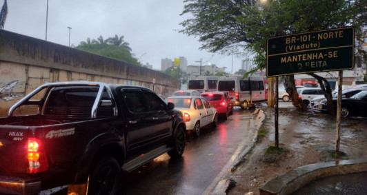 Ruas de Campos alagadas (Foto: Rodrigo Silveira)