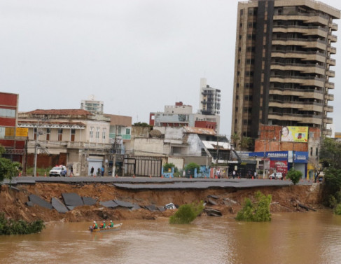 Rompimento de dique no Para&iacute;ba