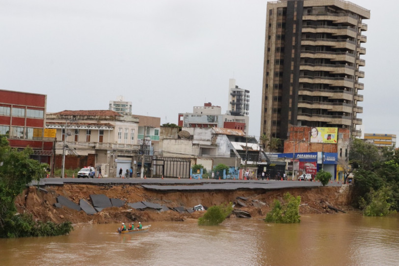 Rompimento de dique em Campos