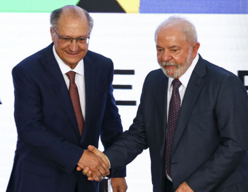 O vice-presidente da República, Geraldo Alckmin, e o presidente, Luiz Inácio Lula da Silva, durante solenidade de investidura no cargo de ministro do Desenvolvimento, Indústria, Comércio e Serviços (MDIC), no Palácio do Planalto.