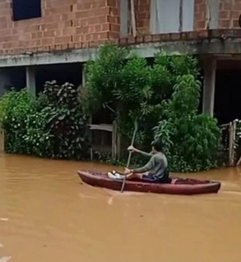 Popula&ccedil;&atilde;o de Frecheiras, em Cambuci, se locomove por barco