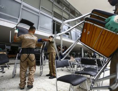 Móveis e janelas danificadas no Palácio do Planalto.