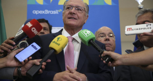 O vice-presidente da República e ministro do Desenvolvimento, Indústria, Comércio e Serviços, Geraldo Alckmin,fala à imprensa