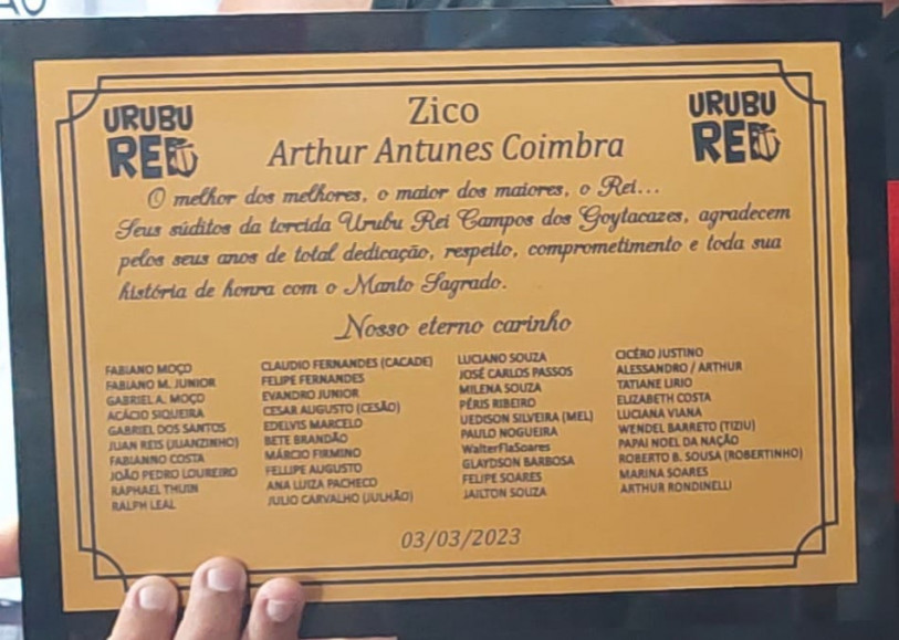 Placa acompanha o busto