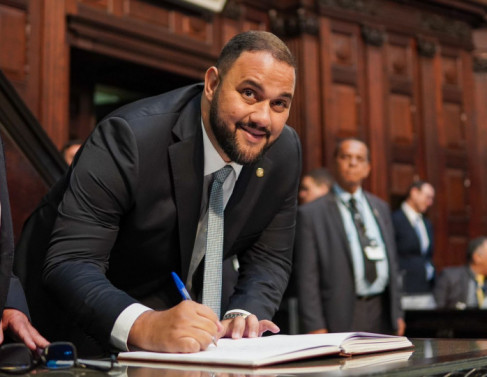 Thiago Rangel assina termo de posse na Alerj 
