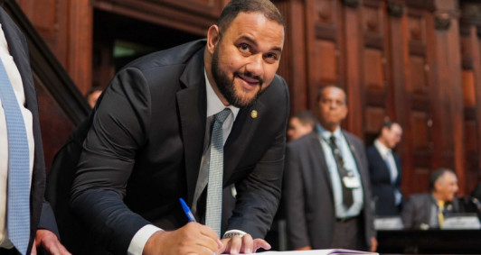 Thiago Rangel assina termo de posse na Alerj 
