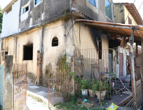 Casa onde trs pessoas morreram aps incndio (Foto: Rodrigo Silveira)