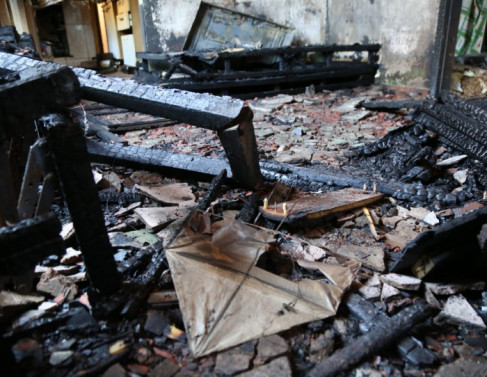 Casa onde trs pessoas morreram aps incndio (Foto: Rodrigo Silveira)