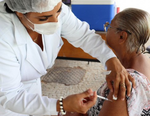 Vacinação Bivante em idosos (Foto: Genilson Pessanha)
