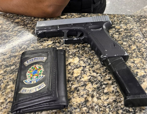 R&eacute;plica de arma apreendida em baile funk