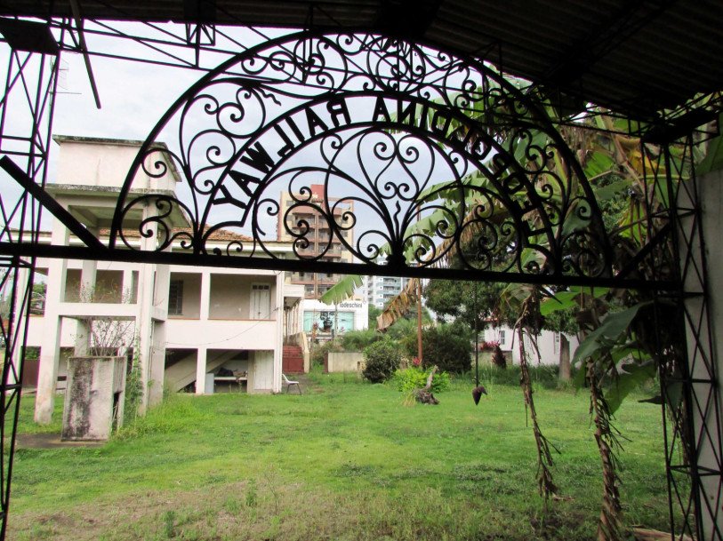 Letreiro da Estação Leopoldina em garagem do Museu Olavo Cardoso 