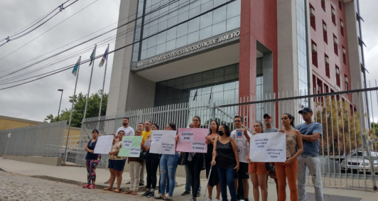 Familiares de Letycia realizam manifesta��o em frente ao MP 
