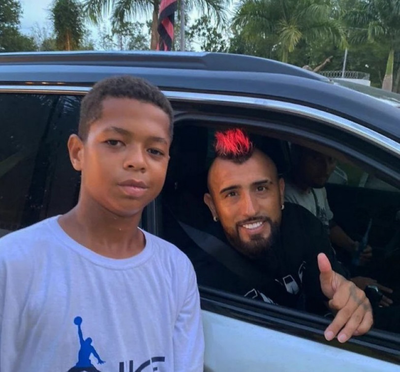Gabriel tirou foto com Vidal e outros jogadores profissionais