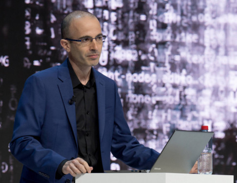 Historiador Yuval Harari durante palestra no Fórum Econômico Mundial em Davos, na Suíça - 