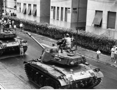 31 de março de 1964: Tanques na Rua Gago Coutinho, em Laranjeiras, no Rio 