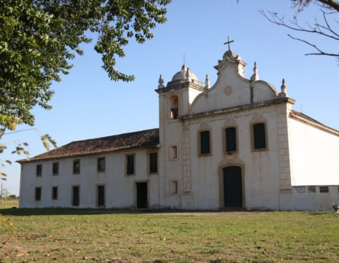 Solar do Colégio, prédio que hoje abriga o Arquivo Público de Campos foi restaurado pela Uenf nos anos 1990 para ser uma Escola de Cinema. 