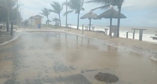 Faixa de areia e ruas foram atingidas pela for&ccedil;a da &aacute;gua 