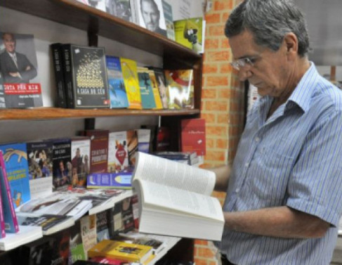Ronaldo Sobral, atual proprietário da livraria Ao Livro Verde - com a família há mais de um século