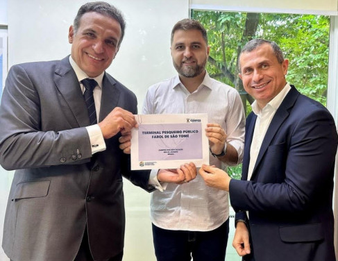 O prefeito em reuni&atilde;o sobre o Terminal Pesqueiro do Farol