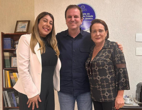 Eduardo Paes entre Carla Caputi e Carla Machado