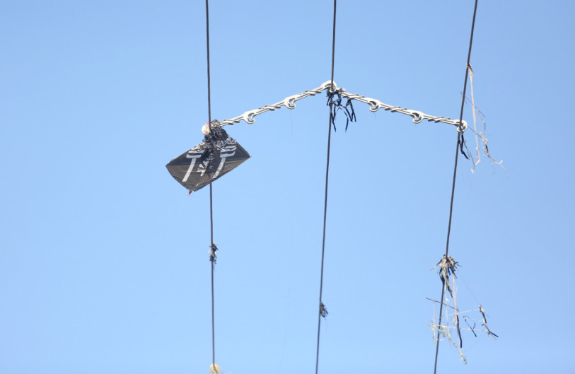 Pipa presa em fios da rede elétrica