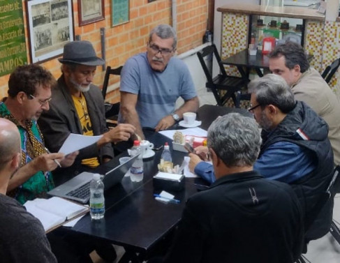 Reuniões do movimento SOS Ao Livro Verde, no interior da livraria. 