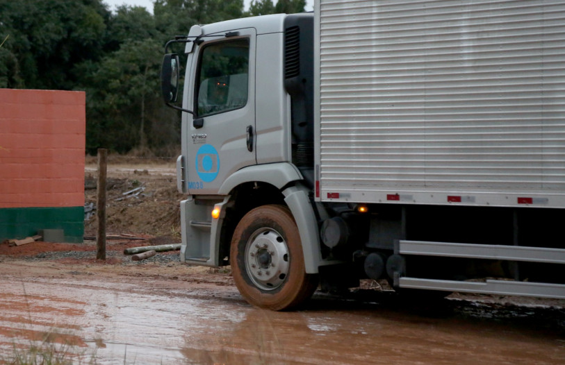 Caminh&atilde;o da Globo no local