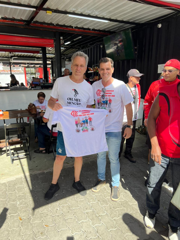 Rodolfo Landim com a camisa da a&ccedil;&atilde;o