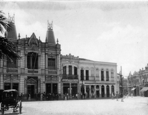Imagem do antigo Centro de Campos, em destaque o prédio da Lira de Apolo. 