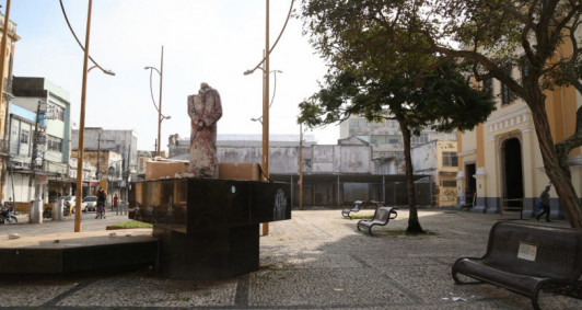 Esttua de Tiradentes vandalizada (Foto: Rodrigo Silveira)
