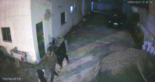 Homens invadem casa e roubam objetos, em Campos