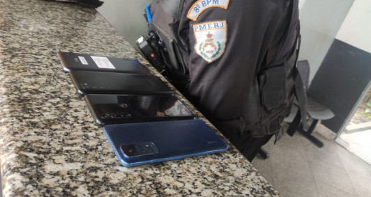 Celulares devolvidos pela namorada do suspeito