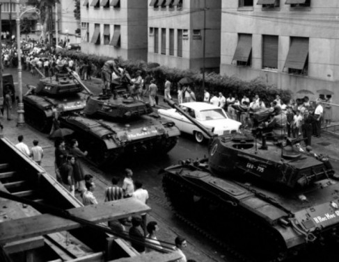 Tropas de Olympio Mourão Filho nas ruas, 1964.