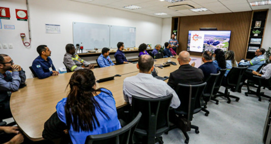 Empreendedores visitam parque termel&eacute;trico