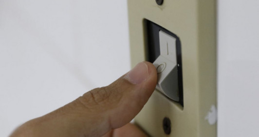 Consumo de energia elétrica, lâmpada e interruptor de luz