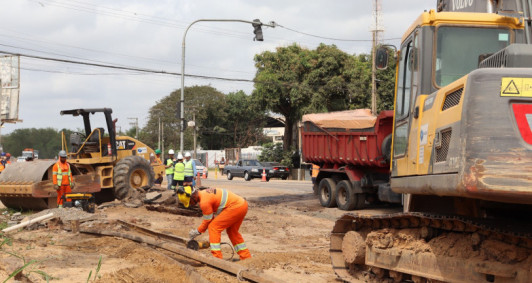 Retirada de trilhos em trecho da BR 101 (Fotos: Genilson Pessanha)