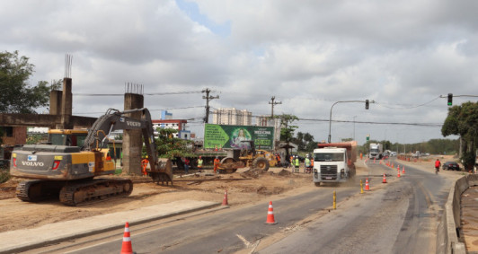 Retirada de trilhos em trecho da BR 101 (Fotos: Genilson Pessanha)