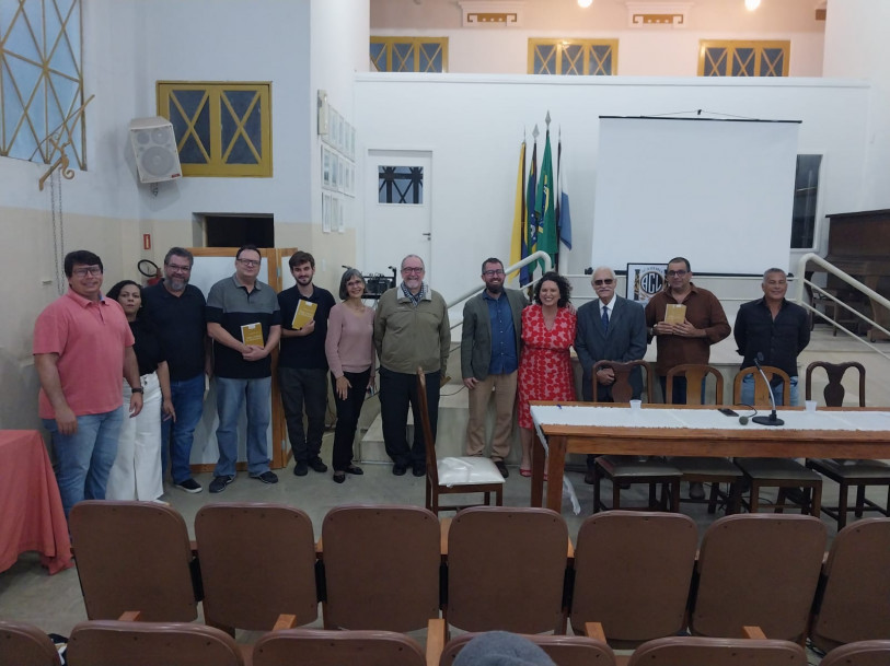 Lançamento de livro de Roberto Dutra