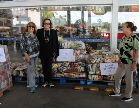Entrega das cestas b�sicas arrecadas da Feijoada da Folha