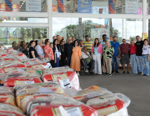 Entrega das cestas b�sicas arrecadas da Feijoada da Folha