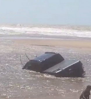 Carro atolou na lagoa de Grussaí