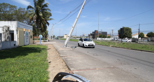 Poste ficou inclinado após acidente 
