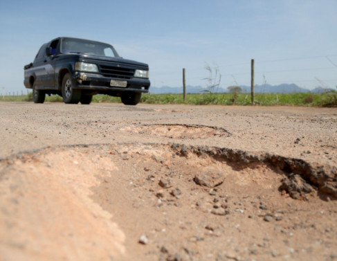 Estrada que liga Santa Cruz  Lagoa de Cima sofre com falta de conservao 