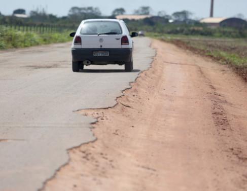 Estrada que liga Santa Cruz  Lagoa de Cima sofre com falta de conservao 