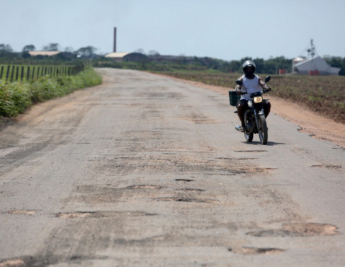 Estrada que liga Santa Cruz  Lagoa de Cima sofre com falta de conservao 