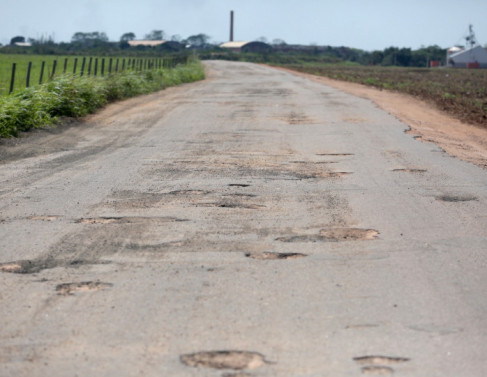 Estrada que liga Santa Cruz  Lagoa de Cima sofre com falta de conservao 