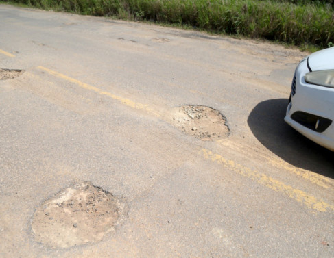 Estrada que liga Santa Cruz  Lagoa de Cima sofre com falta de conservao 