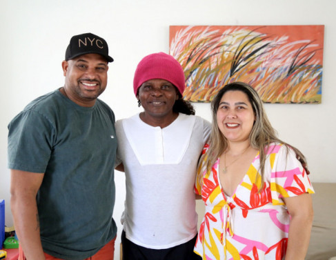 Cantor Jota Leonni ao lado dos amigos 