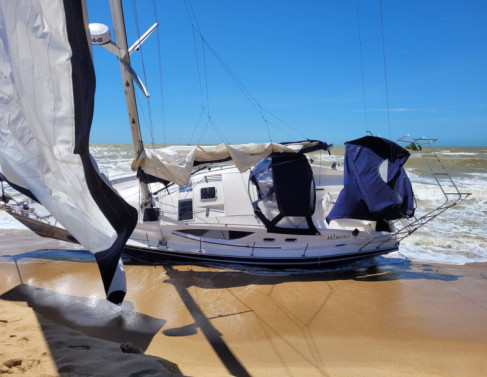 Embarcação naufraga em SJB